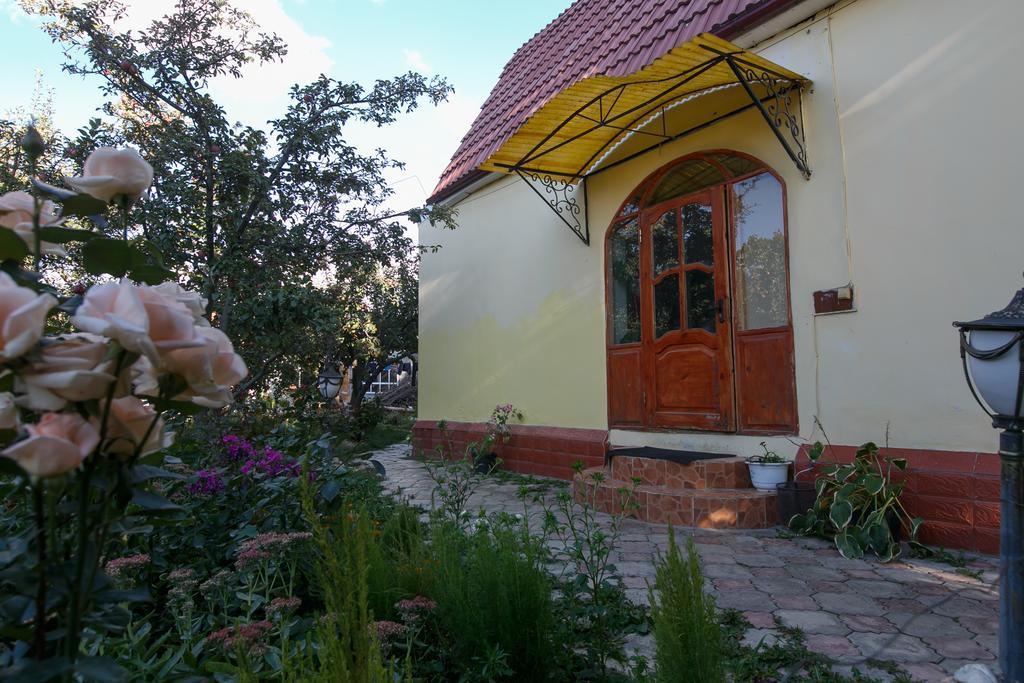 Jamilya'S B&B Guest House Karakol Exteriör bild