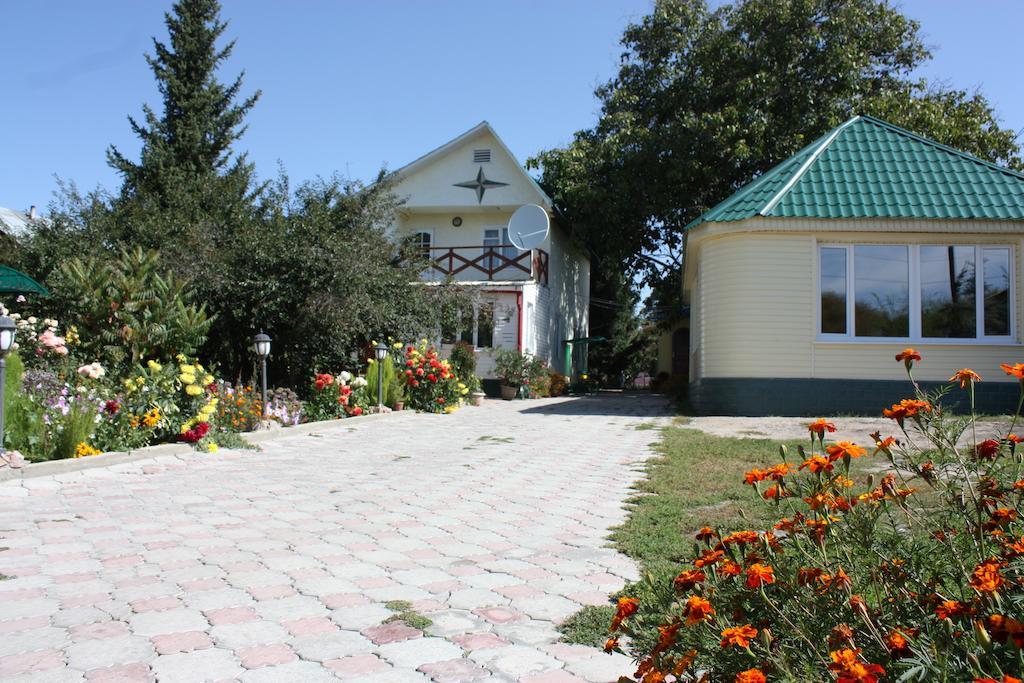 Jamilya'S B&B Guest House Karakol Exteriör bild